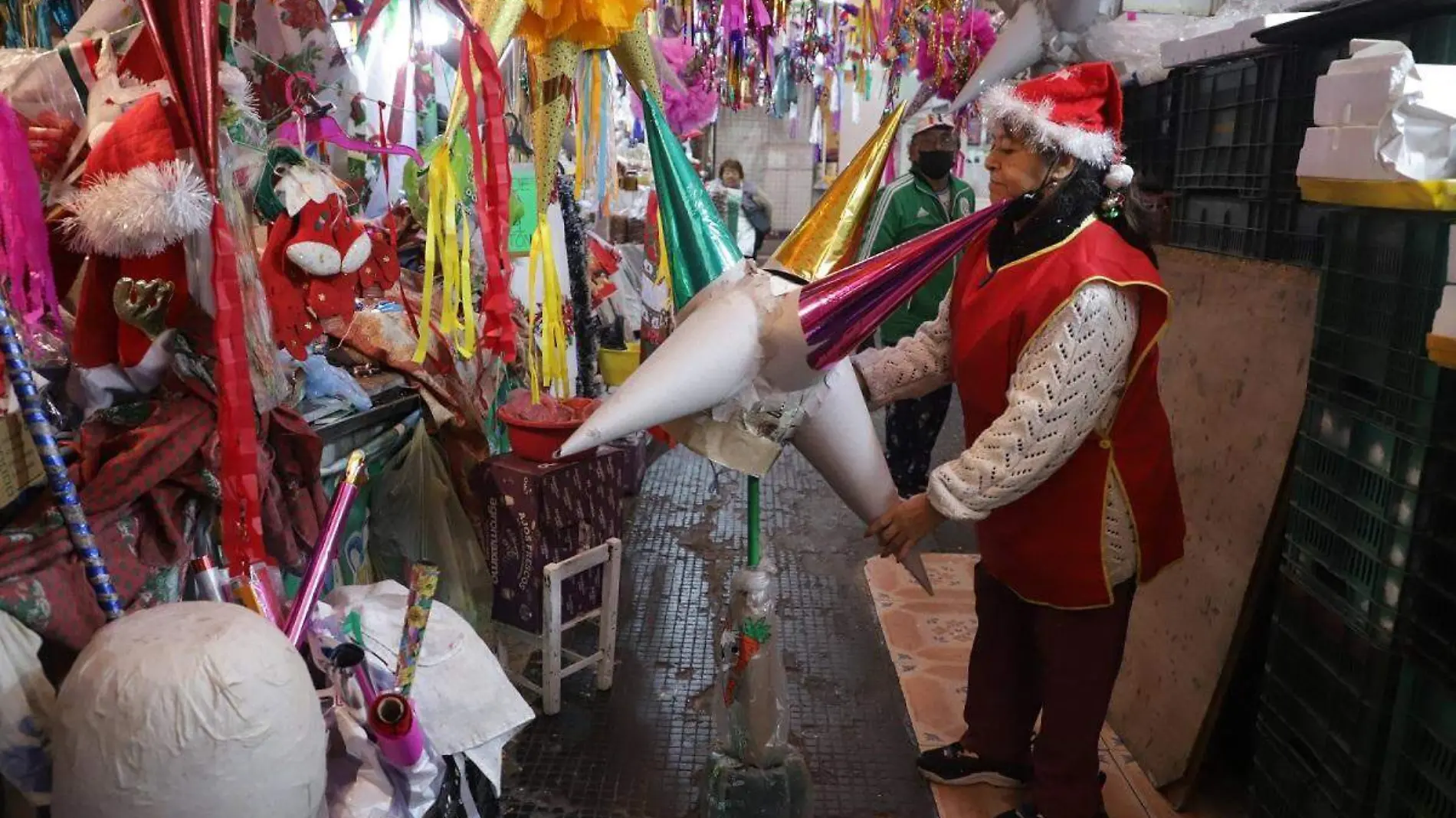 Rosy Ortiz lleva 40 años elaborando piñatas d